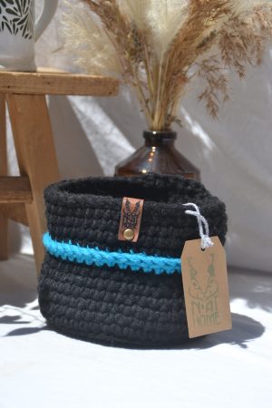 Panier crocheté - noir - rayure bleue