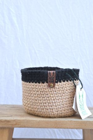 Panier fait main beige et noir